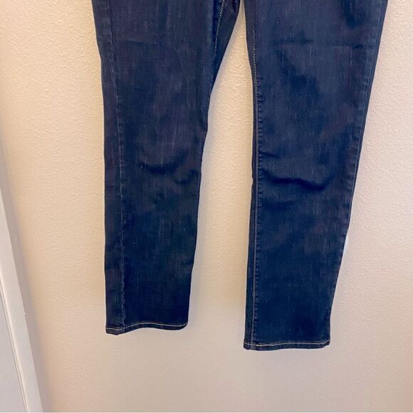 Levi's woman’s Classic Straight Jean hi rise dark wash NWOT size 12 -31x30 - Picture 3 of 12